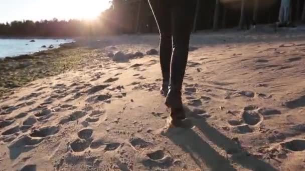 Meisje wandelen op het strand bij zonsondergang — Stockvideo