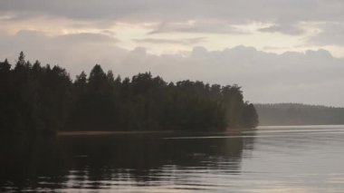 Orman gölü gün batımında