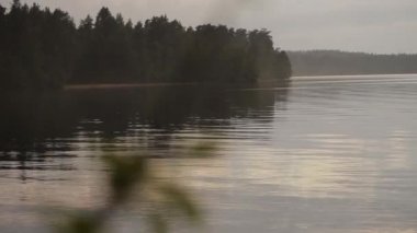 Orman gölü gün batımında