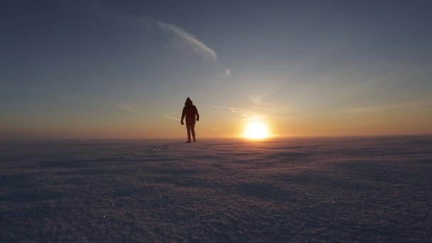 日落时分在雪地里走的人 — 图库视频影像
