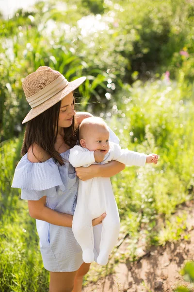 Jovem mãe com bebê recém-nascido — Fotografia de Stock