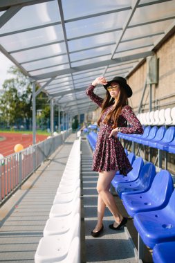 kız elbise poz içinde