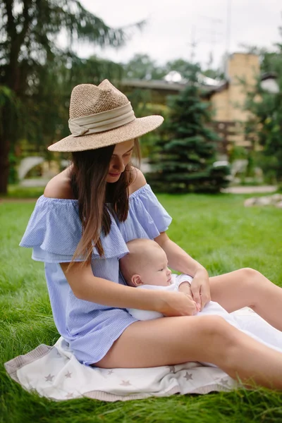 Jovem mãe com bebê recém-nascido — Fotografia de Stock