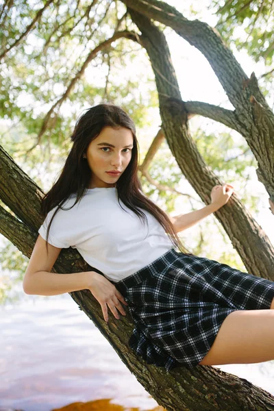 Menina atraente posando ao ar livre — Fotografia de Stock