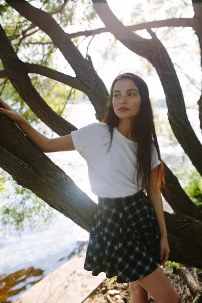 Menina atraente posando ao ar livre — Fotografia de Stock