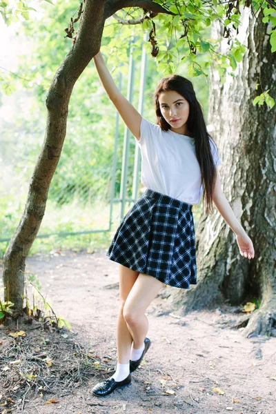 Menina atraente posando ao ar livre — Fotografia de Stock