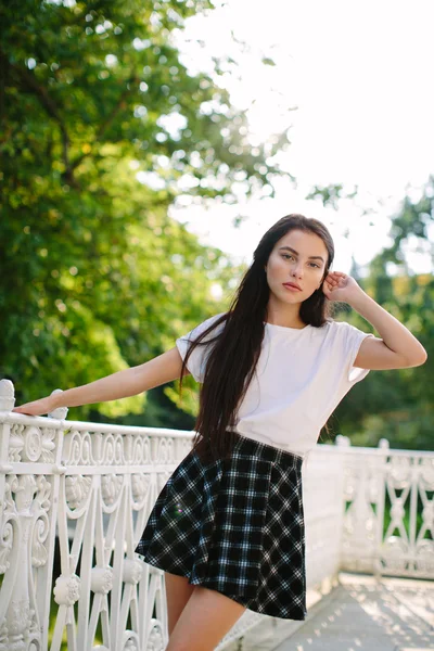 Menina atraente posando ao ar livre — Fotografia de Stock