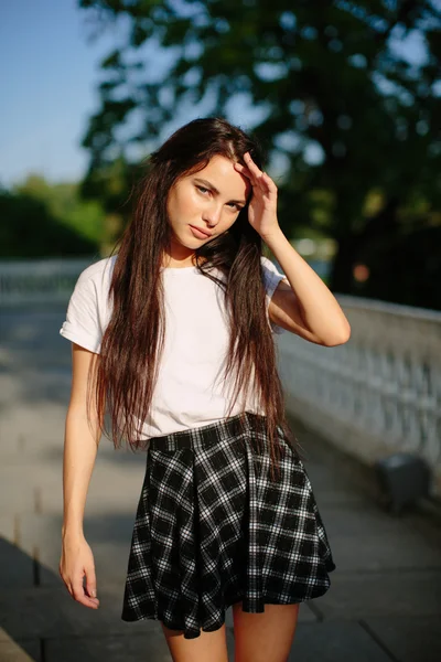 Menina atraente posando ao ar livre — Fotografia de Stock