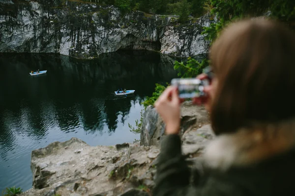 Fille photographié bateaux debout sur un rocher Photos De Stock Libres De Droits