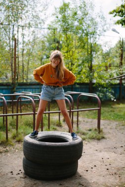 Parkta poz güzel hippi kız