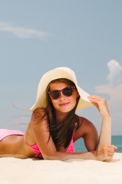 egzotik bir plajda yatan genç kadın