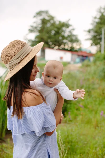 Jovem mãe com bebê recém-nascido — Fotografia de Stock