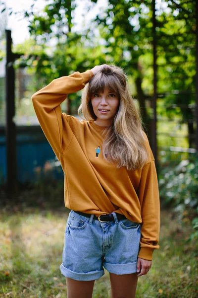 Mooie hipster meisje poseren in het park — Stockfoto