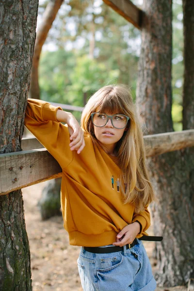Menina hipster bonita posando no parque — Fotografia de Stock