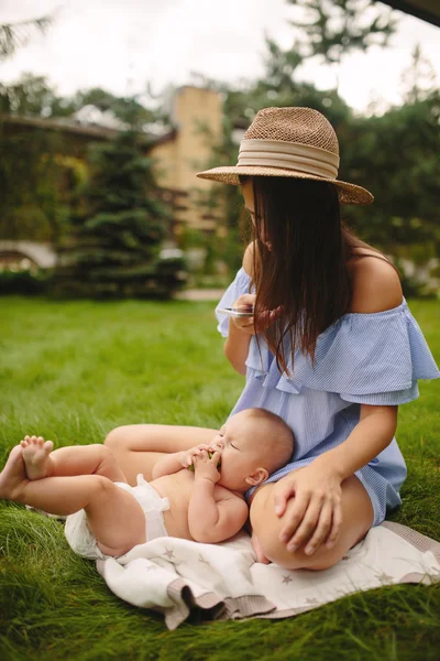 Madre joven con bebé recién nacido Imagen de archivo