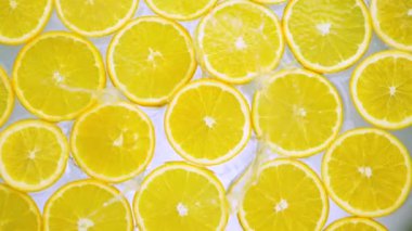 Bir portakal parçası suya düşer.