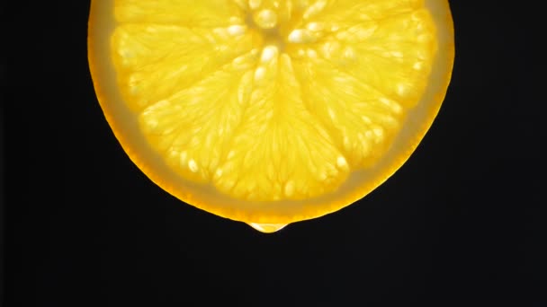 Uma gota de suco cai da laranja madura — Vídeo de Stock