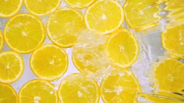 Woda spada na owoce pomarańczy — Wideo stockowe