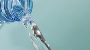 Şişeden temiz su dökülüyor.