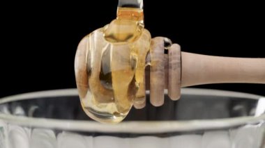 Bal damlıyor ahşap bal kapağına.