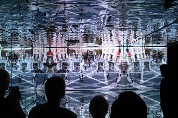 Spiegelbild auf dem italienischen Pavillon auf der expo 2015 in Mailand lizenzfreie Stockfotos