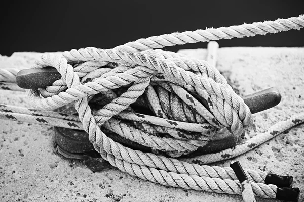 Cordas náuticas amarradas em torno de chifre cleat — Fotografia de Stock