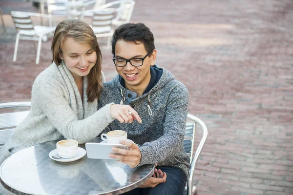 Duas pessoas com smartphone no café — Fotografia de Stock