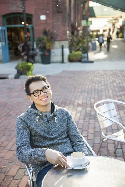 Jovem asiático homem no café ao ar livre — Fotografia de Stock