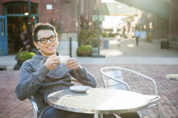 Joven asiático hombre en al aire libre café — Foto de Stock