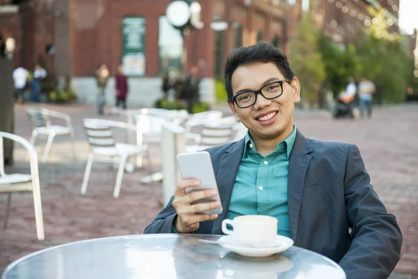 Joven asiático hombre en al aire libre café — Foto de Stock