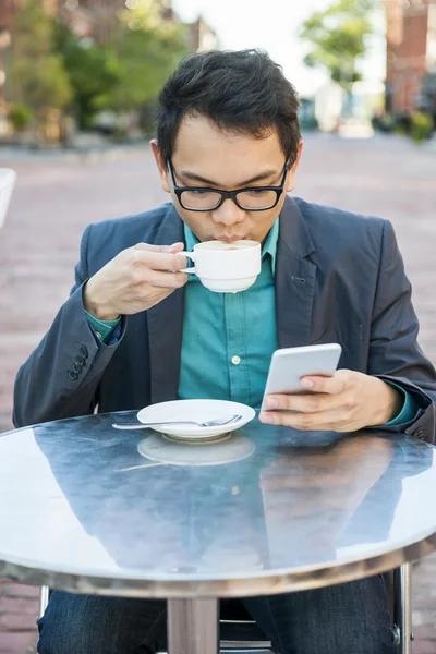 Hombre asiático usando el teléfono móvil —  Fotos de Stock