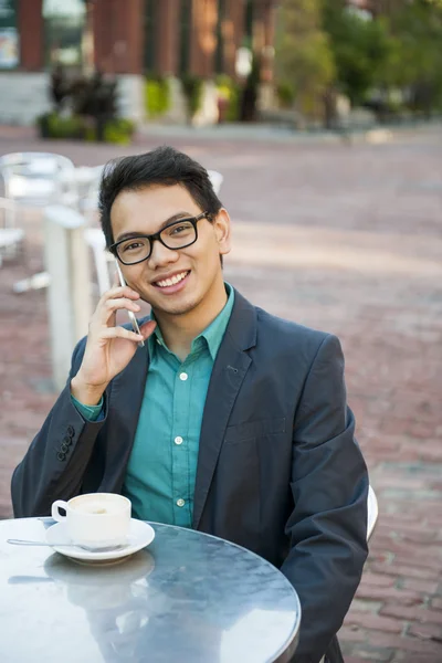 Azjatycki człowiek rozmowy na telefon komórkowy — Zdjęcie stockowe