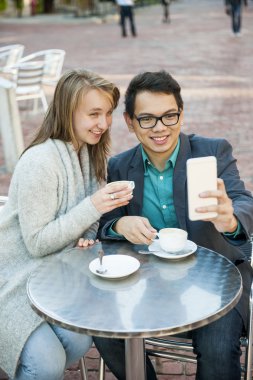 Cep telefonu kafede gençlerle