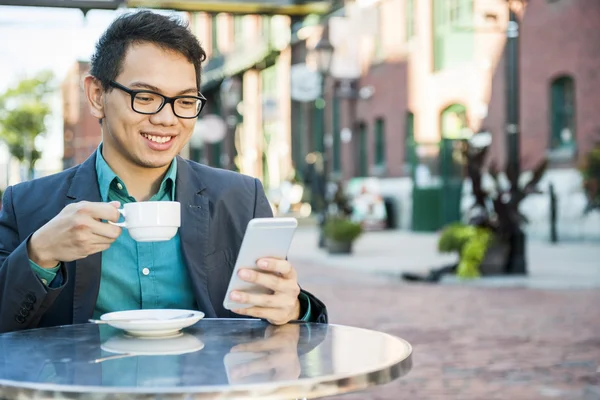 Joven asiático hombre en al aire libre café —  Fotos de Stock