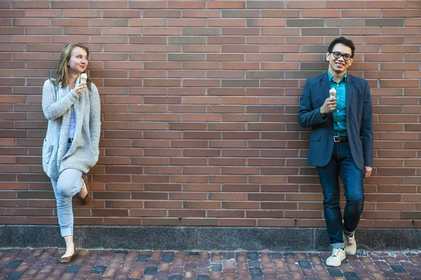 Jovens com sorvete — Fotografia de Stock
