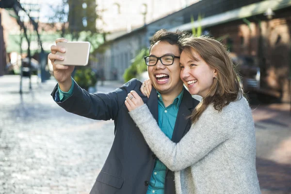 Fiatalok figyelembe selfie — Stock Fotó