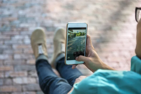 Joven asiático celebración de teléfono móvil — Foto de Stock