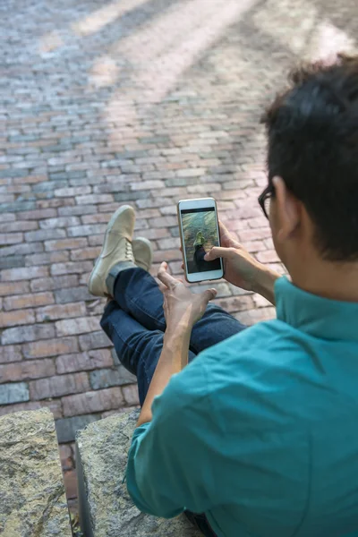 젊은 남자가 들고 휴대 전화 — 스톡 사진