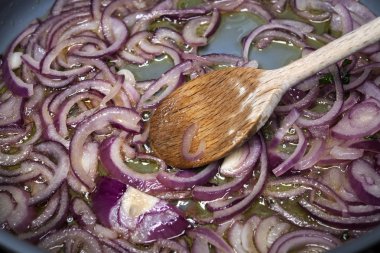 Kırmızı soğan sautéing karıştırma