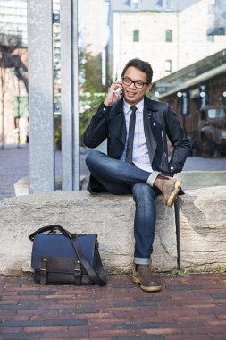 Telefonda konuşan genç Asyalı adam