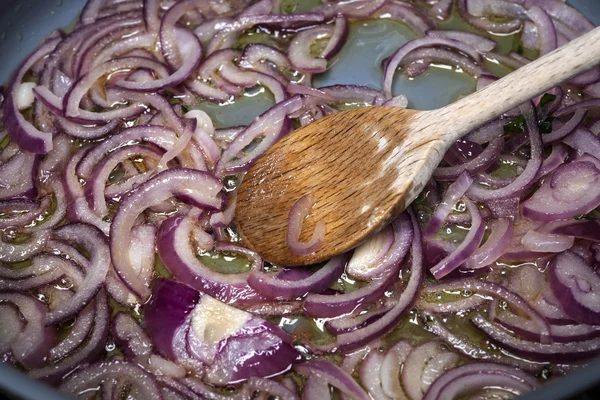 Roeren sauteing van rode uien — Stockfoto