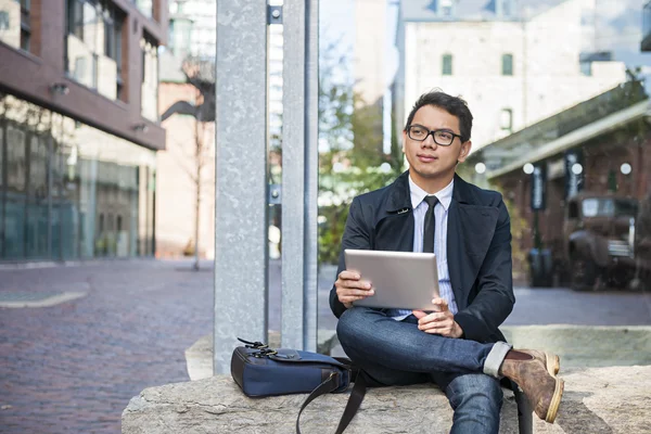 Joven asiático hombre con digital tablet — Foto de Stock