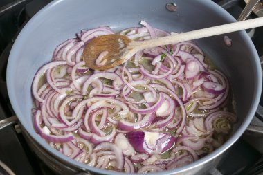 Kırmızı soğan sautéing