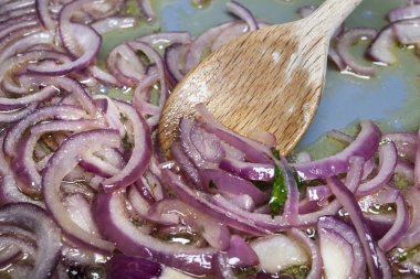Kırmızı soğan sautéing karıştırma