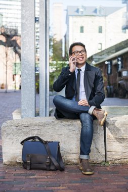 Telefonda konuşan genç Asyalı adam