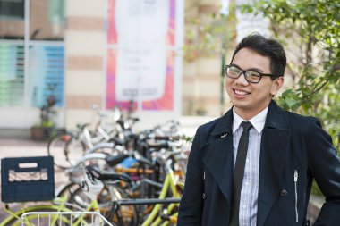 Genç Asyalı adam bisiklet ile