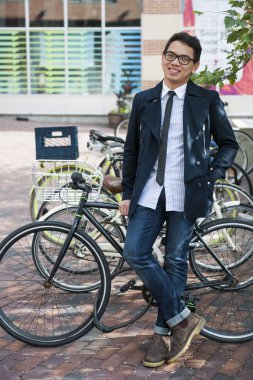 Genç Asyalı adam bisiklet ile