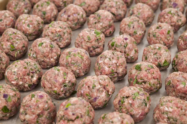 Rows of raw homemade meatballs — Stock Photo, Image