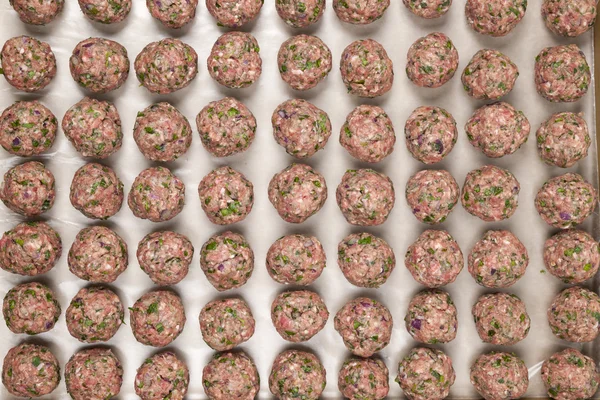 Rows of raw homemade meatballs — Stock Photo, Image