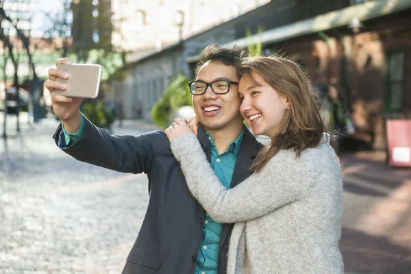 Fiatalok figyelembe selfie — Stock Fotó